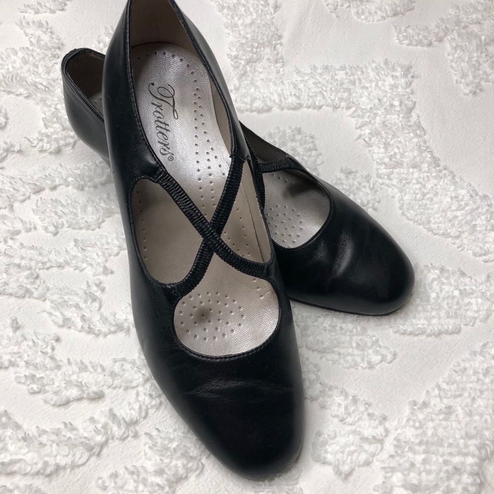 Trotters Jamie black inch and half heel